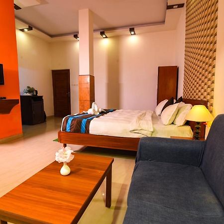 Aristro Club Hotel Calcutta Exterior foto
