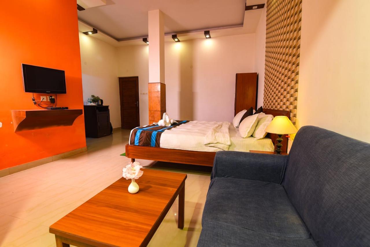 Aristro Club Hotel Calcutta Exterior foto